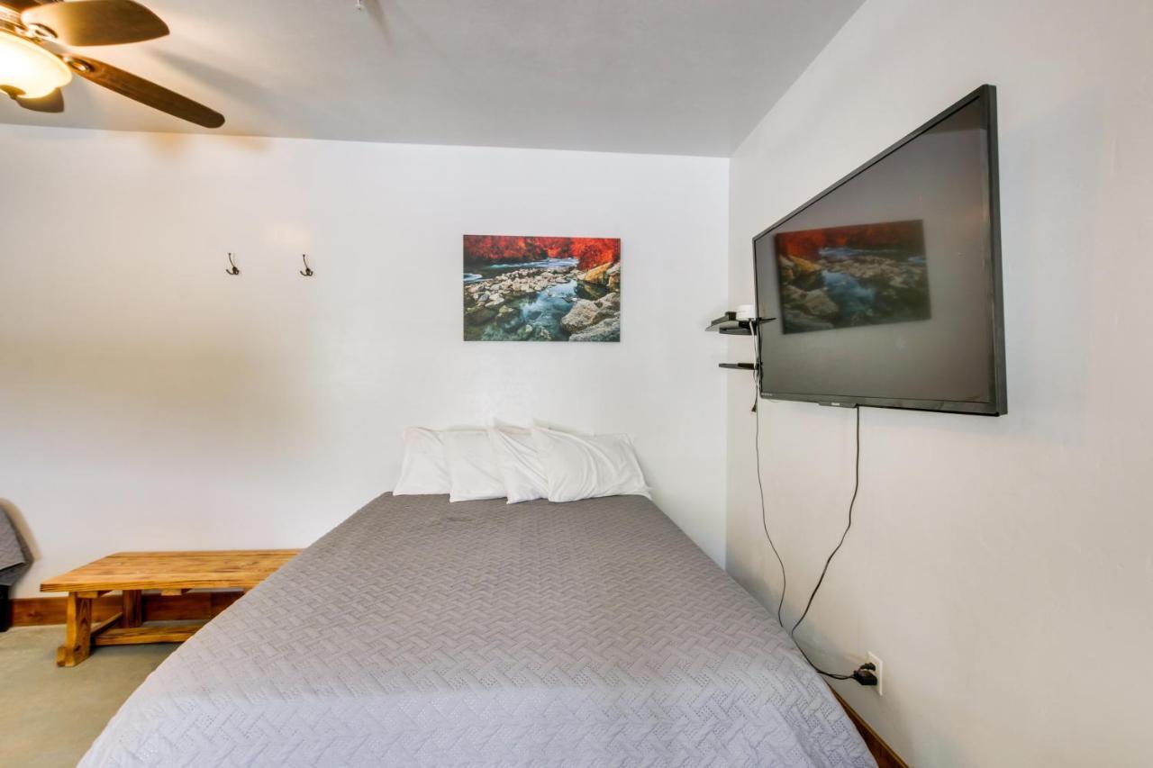 Central Lava Hot Springs Studio With Deck And Views! Екстер'єр фото